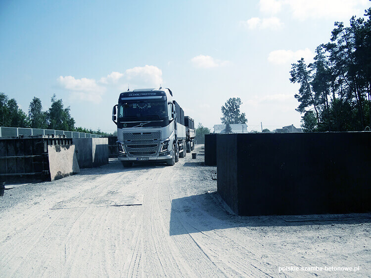 Transport szamb betonowych  w Pogorzeli